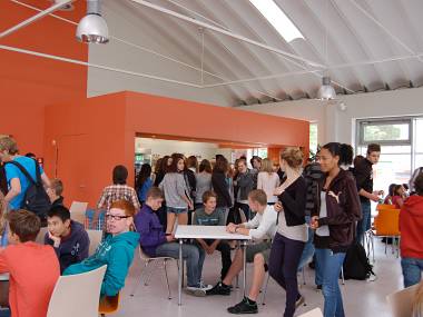 Auch in der Mensa am Schulzentrum Brauweiler ist es zu laut. Schüler und Lehrer klagen über die Akustik. Bild: MMA